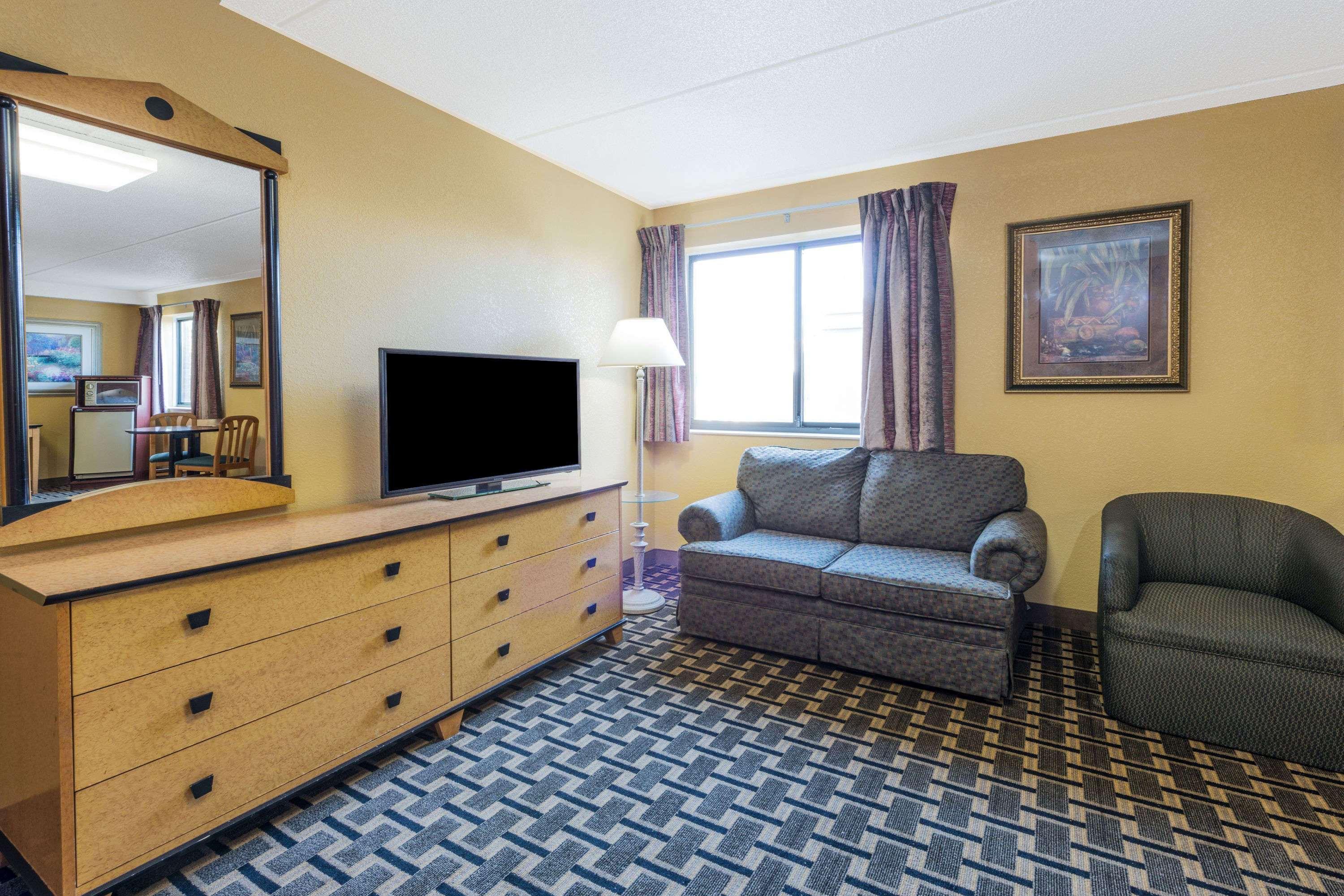 לואיוויל Days Inn By Wyndham Hurstbourne מראה חיצוני תמונה
